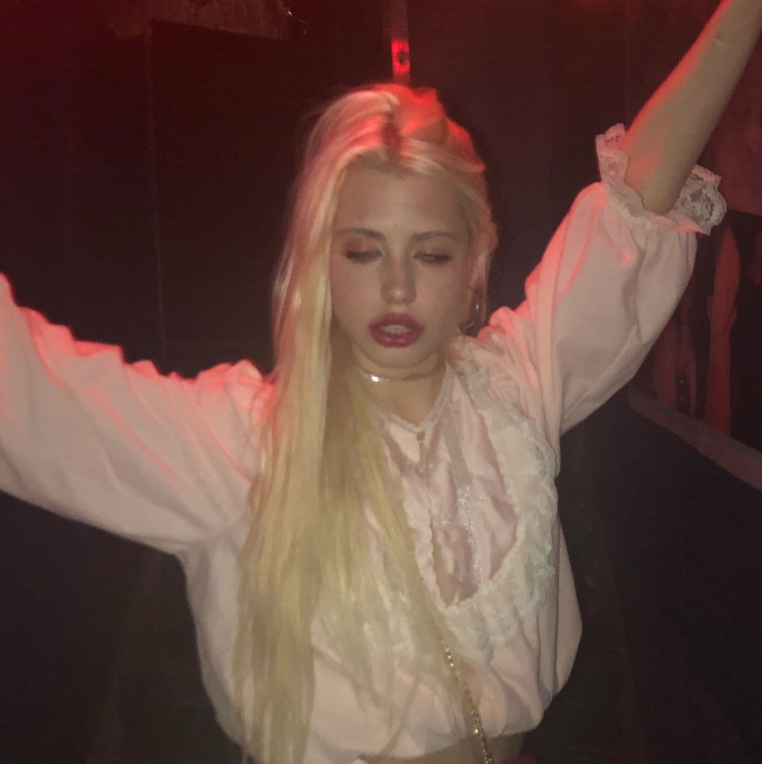 HOFMANNITA топлес